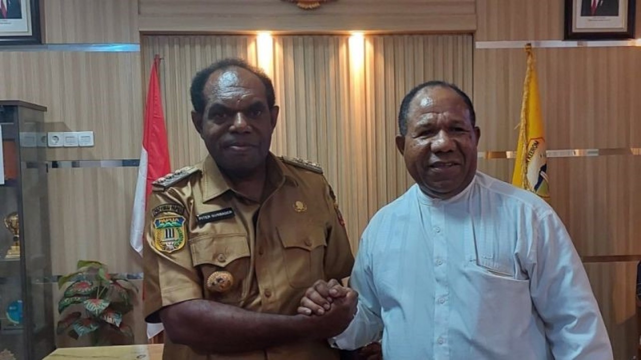 Ketua BP3OKP Papua Alberth Yoku (kanan) bersama Bupati Keerom Piter Gusbager (kiri) (ANTARA/Ardiles Leloltery)