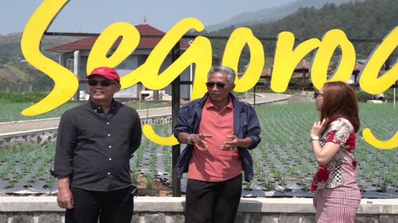 Ketua DPRD Jateng Sumanto (kiri) saat meninjau Desa Segororunung, Kabupaten Karanganyar, Jawa Tengah. (Antara/HO-Sumanto)