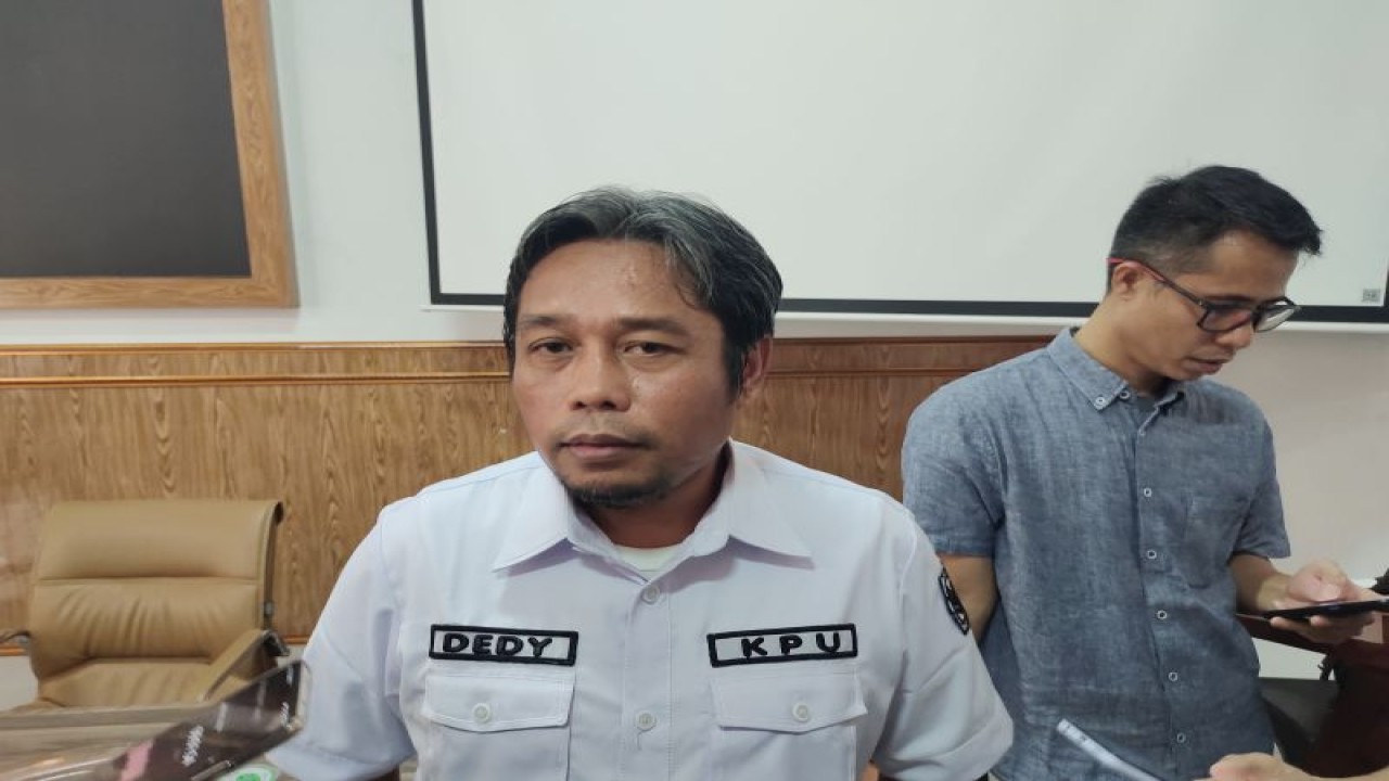 Ketua KPU Bandarlampung Dedy Triyadi saat dimintai keterangan. Bandarlampung Selasa, (7/11/2023). (ANTARA/Dian Hadiyatna)