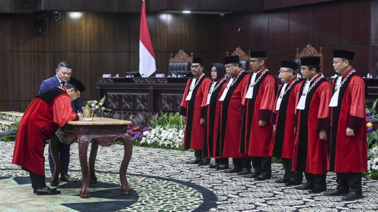 Ketua Mahkamah Konstitusi (MK) Suhartoyo (kiri) menandatangani berkas di hadapan hakim konstitusi usai membacakan sumpah jabatan di Gedung MK, Jakarta, Senin (13/11/2023). Hakim Konstitusi Suhartoyo menjadi ketua MK menggantikan Anwar Usman yang diberhentikan dari jabatan ketua oleh Majelis Kehormatan MK (MKMK) karena terbukti melanggar etik berat. ANTARA FOTO/Hafidz Mubarak A/foc.