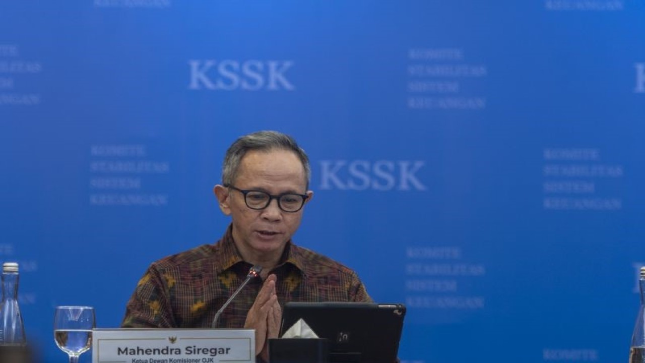 Ketua Dewan Komisioner OJK Mahendra Siregar memaparkan materi dalam acara konferensi pers "Hasil Rapat Berkala KSSK IV 2023: Stabilitas Sistem Keuangan Tetap Terjaga Di Tengah Meningkatnya Ketidakpastian Global" di Jakarta, Jumat (3/11/2023). (ANTARA/Aloysius Lewokeda)