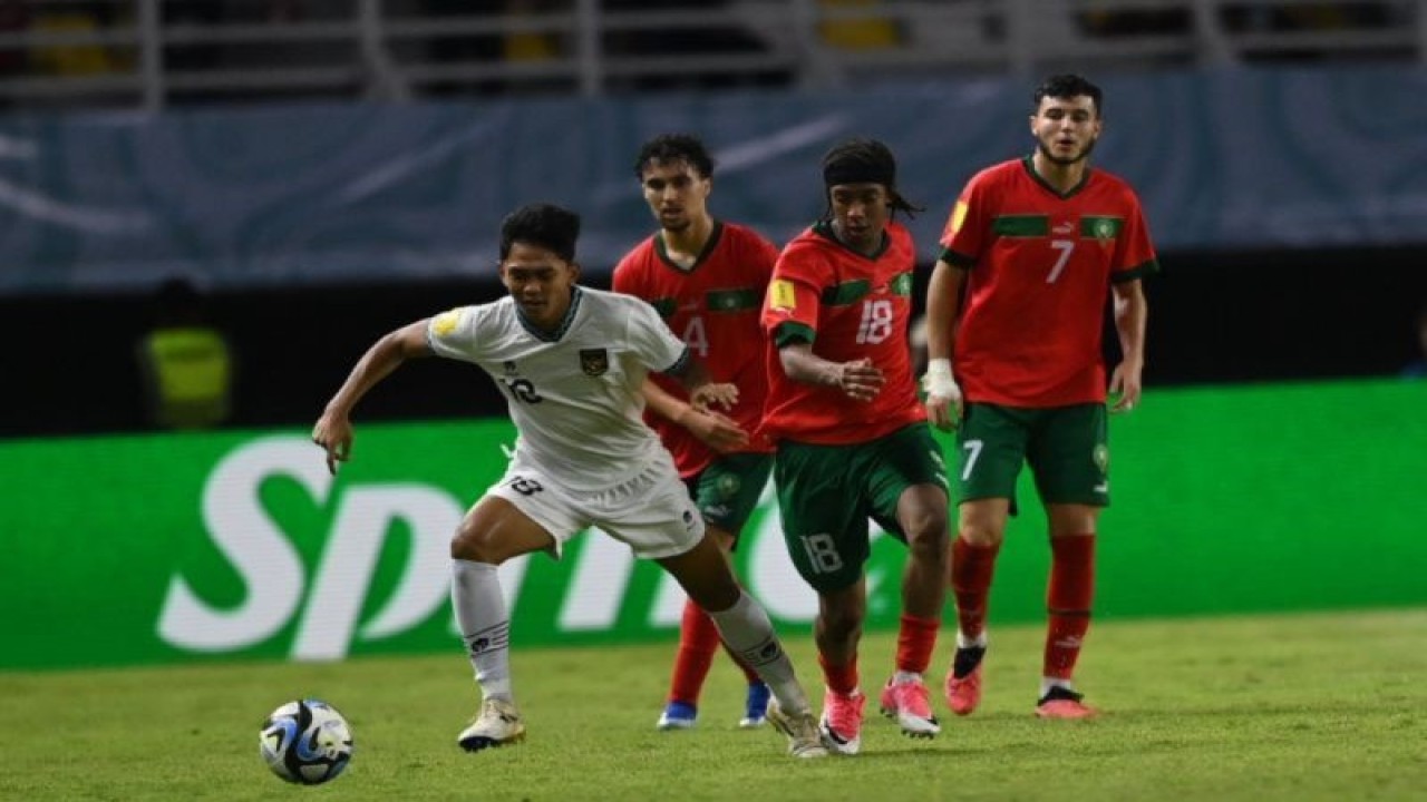 Pesepak bola Timnas Indonesia Jehan Pahlevi (kiri) mengejar bola saat melawan Timnas Maroko dalam pertandingan penyisihan Grup A Piala Dunia U-17 2023 di Stadion Gelora Bung Tomo (GBT), Surabaya, Jawa Timur, Kamis (16/11/2023). (ANTARA FOTO/Aditya Pradana Putra/foc.)