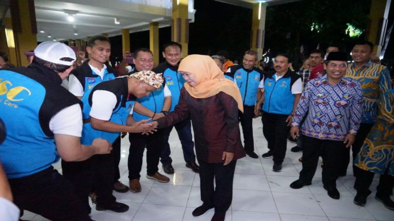 Gubernur Jatim Khofifah Indar Parawansa saat menyapa para pilar sosial dalam kegiatan Sapa Pilar-Pilar Kesejahteraan Sosial di wilayah Badan Koordinasi Wilayah Pemerintahan dan Pembangunan (Bakorwil) Madiun di Alun-alun Reksogati Caruban, Kabupaten Madiun, Senin (13/11/2023). ANTARA/HO-Diskominfo Kab Madiun.