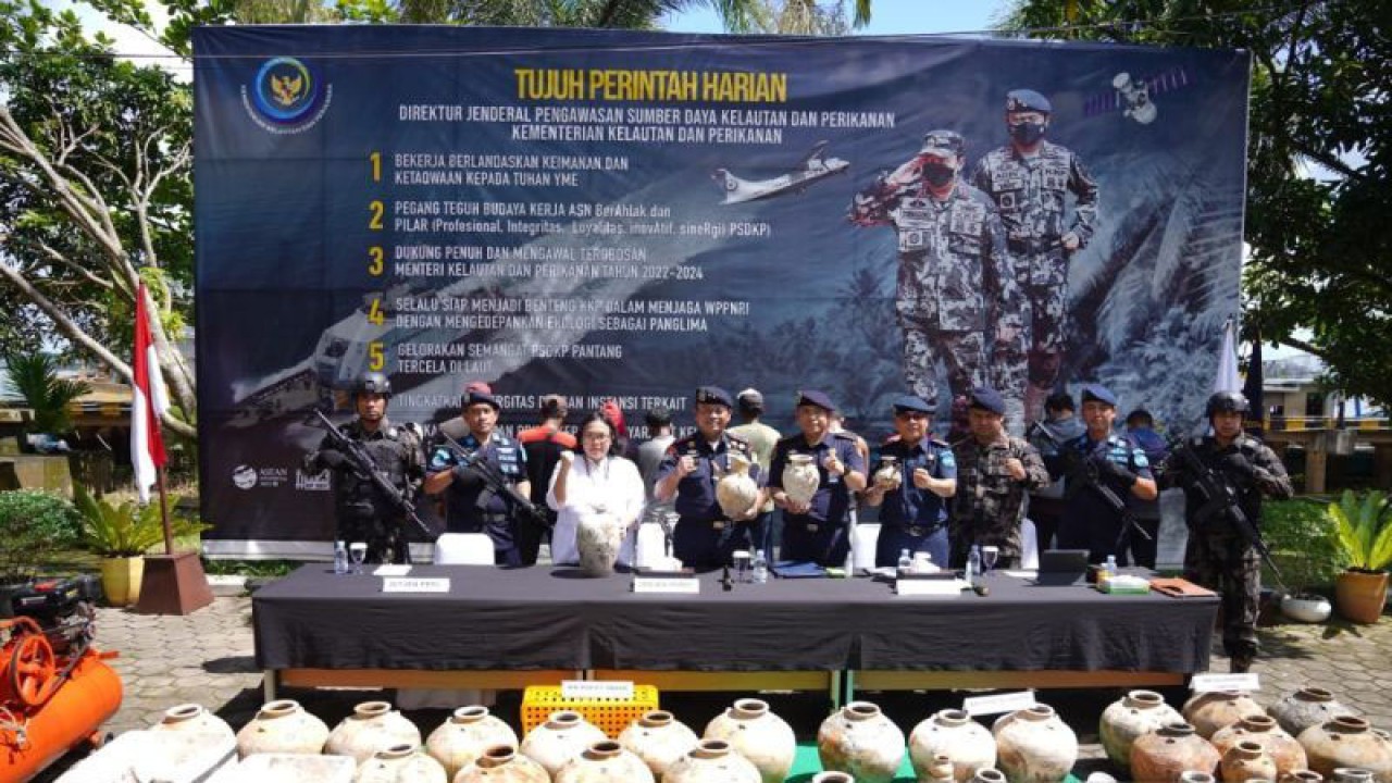 Ditjen PSDKP menangkap tiga unit kapal ikan Indonesia (KII) yang melakukan pengangkatan barang muatan kapal tenggelam (BMKT) tanpa dilengkapi dokumen perizinan, di dalam kapal tersebut ditemukan 1.218 keping barang muatan kapal tenggelam (BMKT) yang terdiri dari guci besar, guci sedang, guci kecil, piring, mangkok dan koin kuno ditemukan pada yang ditangkap pada saat operasi KP Hiu 11. ANTARA/HO-KKP