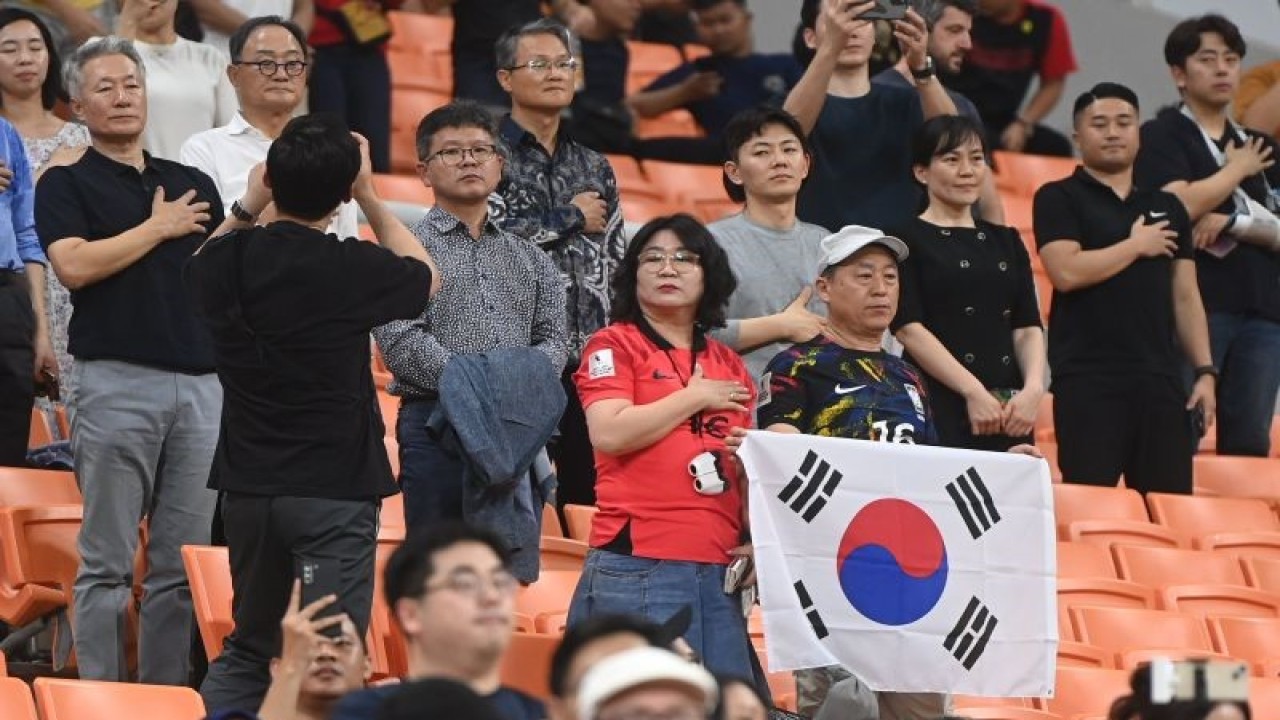 Suporter Timnas Korea Selatan memberikan dukungan pada pertandingan laga penyisihan Grup E Piala Dunia U-17 melawan Timnas Amerika Serikat di Jakarta International Stadium, Jakarta, Minggu (12/11/2023). ANTARA FOTO/Akbar Nugroho Gumay/aww.