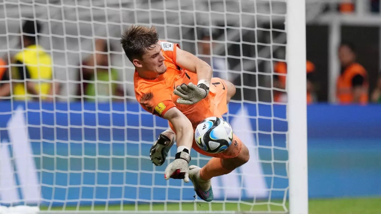 Kiper Prancis U-17 Paul Argney berhasil menggagalkan dua tendangan pemain Senegal U-17 dalam adu penalti/ist   