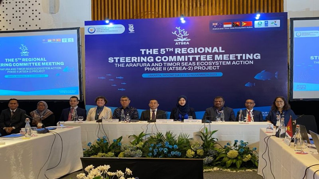 Sekretaris Jenderal KKP Antam Novambar (kelima kanan) bersama Kepala Badan Riset dan Sumber Daya Manusia Kelautan dan Perikanan (BRSDM) KKP I Nyoman Radiarta (keenam kanan) dan Head of Environment Unit UNDP Indonesia Aretha Aprilia (keempat kanan) dalam The 5th Regional Steering Committee Meeting ATSEA-2 Project di Jakarta, Selasa (21/11/2023). (ANTARA/Ade Irma Junida)