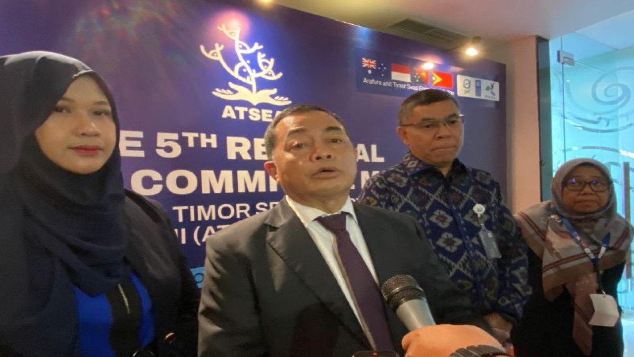 Sekretaris Jenderal Kementerian Kelautan dan Perikanan (KKP) Antam Novambar (kedua kiri) bersama Kepala Badan Riset dan Sumber Daya Manusia Kelautan dan Perikanan (BRSDM) KKP I Nyoman Radiarta (kedua kanan) ditemui di sela The 5th Regional Steering Committee Meeting ATSEA-2 Project yang digelar di Jakarta, Selasa (21/11/2023). (ANTARA/Ade Irma Junida)