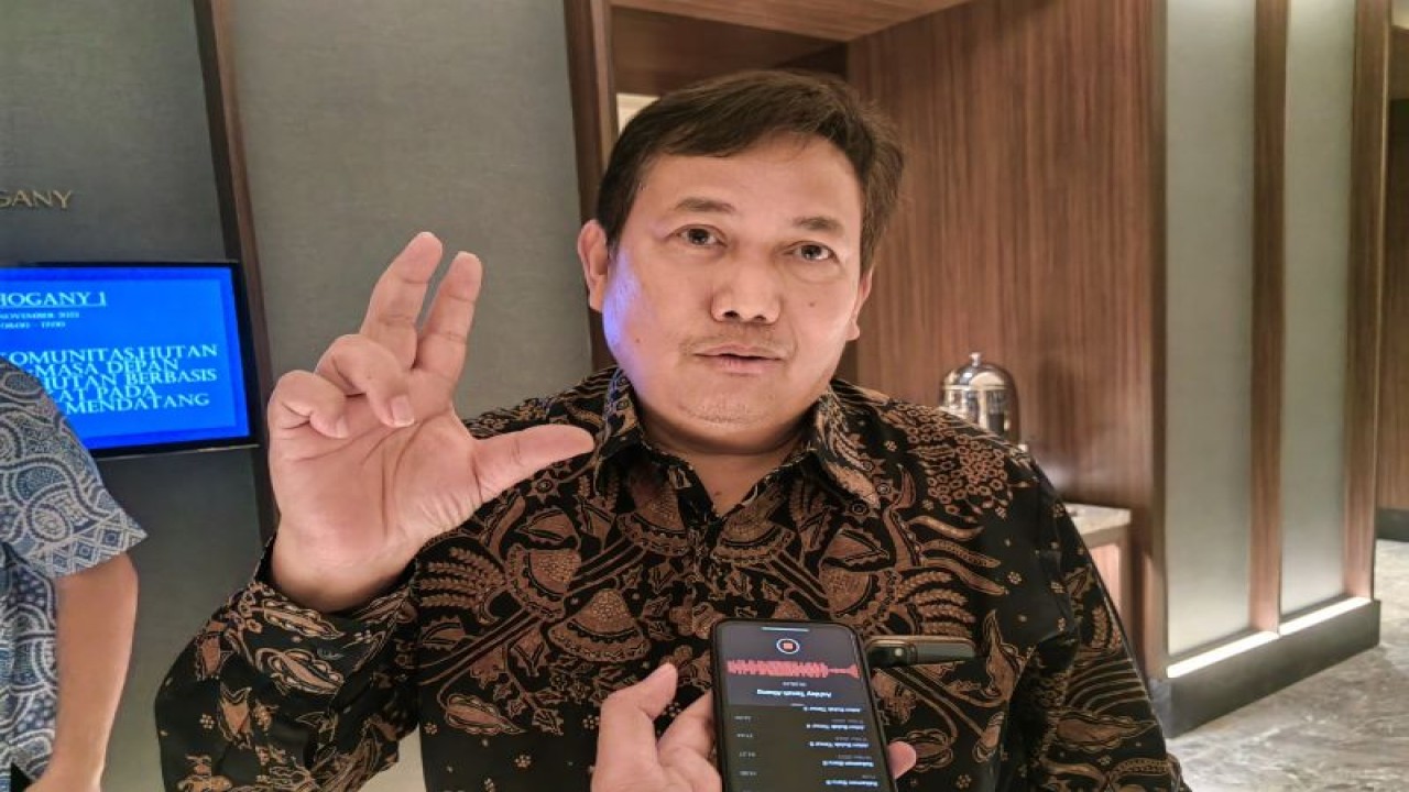 Direktur Jenderal Perhutanan Sosial dan Kemitraan Lingkungan KLHK Bambang Supriyanto memaparkan perkembangan program perhutanan sosial di Tanah Abang, Jakarta, Rabu (22/11/2023). (ANTARA/Sugiharto Purnama)