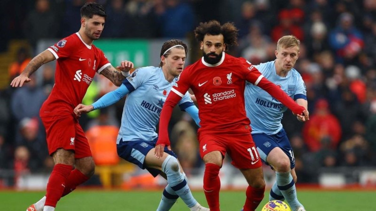 Pesepak bola Liverpool Mohamed Salah (kedua kanan) dan Dominik Szoboszlai (kiri) berebut bola dengan pesepak bola Brentford Mathias Jensen dan Ben Mee Anfield pada pertandingan lanjutan Liga Premier di Stadion Anfield, Liverpool, Inggris, Minggu (12/11/2023). ANTARA/REUTERS/Molly Darlington/wsj.