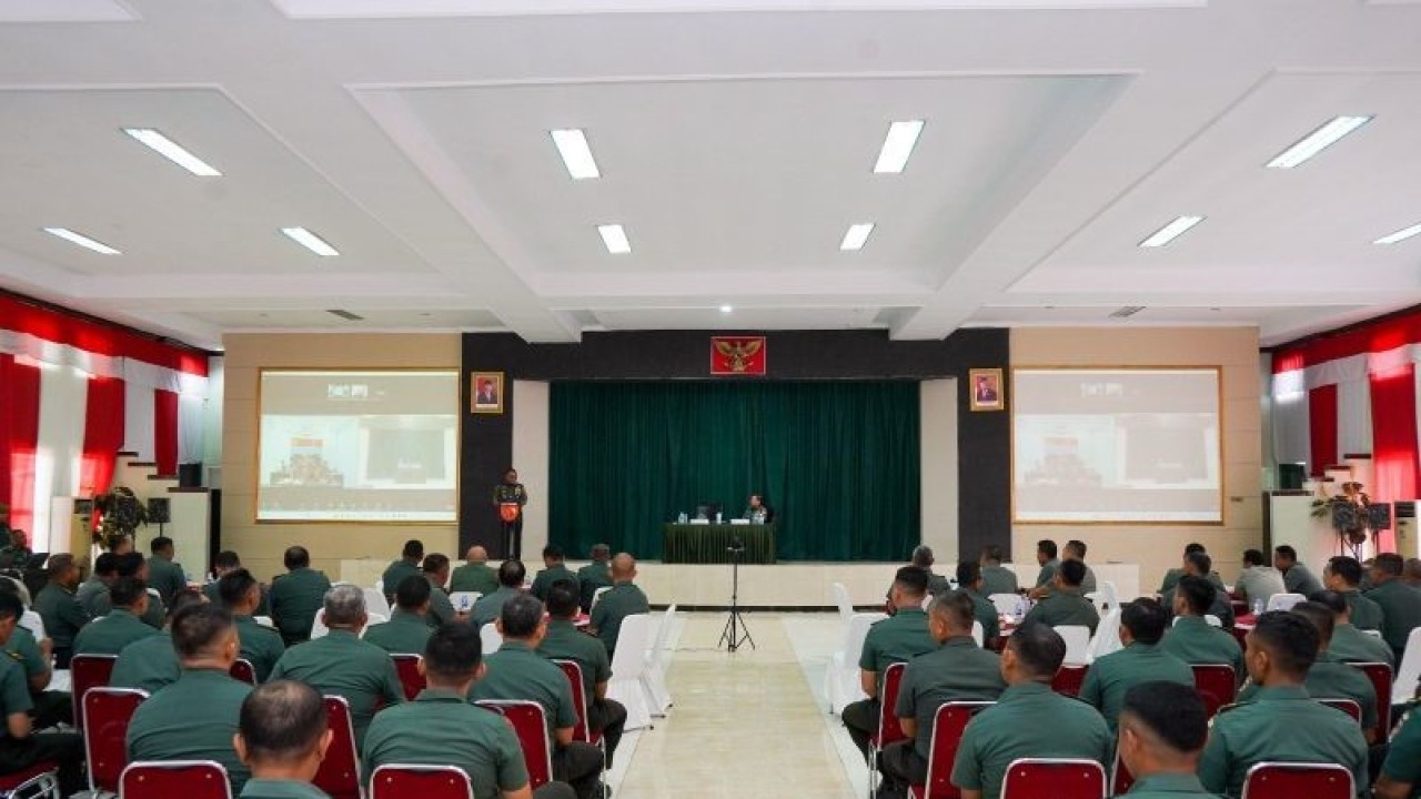 Internalisasi dan penilaian reformasi birokrasi tingkat kotama tahun anggaran 2023 di lingkungan Kodam XVI/Pattimura. (Antara/HO-Pers pendam)