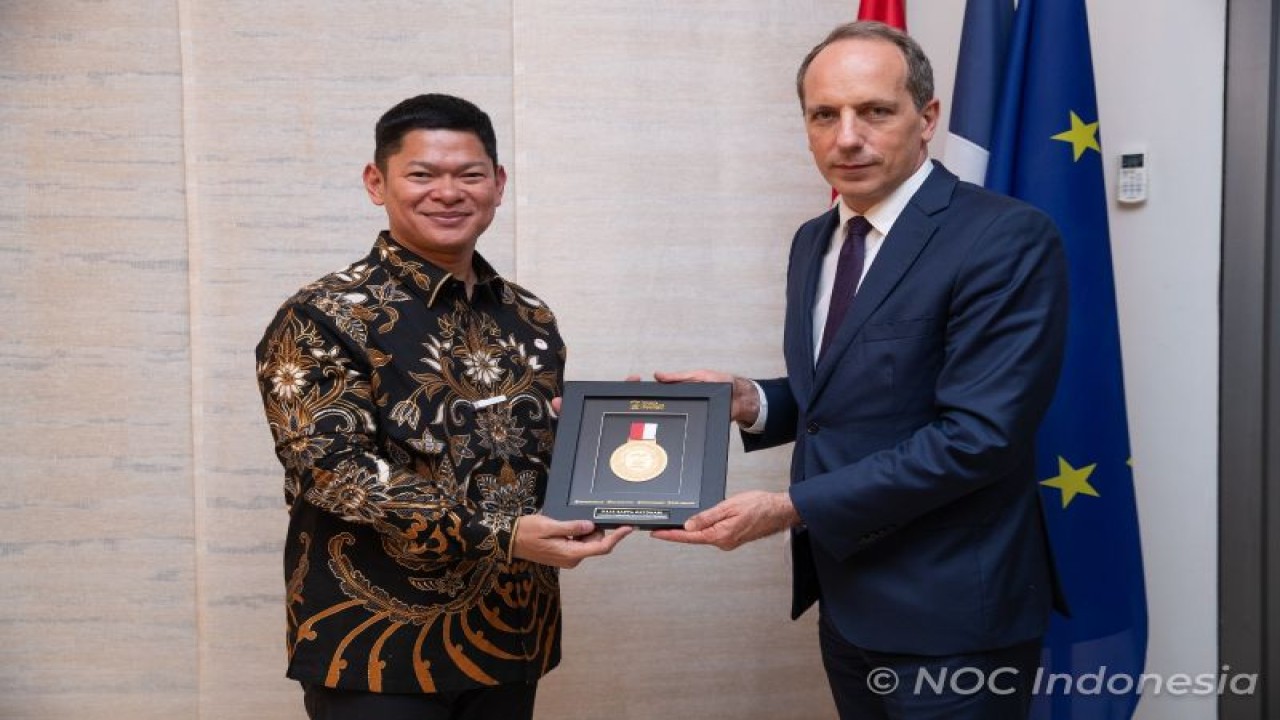 Ketua Komite Olimpiade Indonesia (KOI) bersama Duta Besar Prancis untuk Indonesia, H.E Fabien Laurent Robert Panone, pada Senin (6/11/2023) malam. (ANTARA/HO/NOC Indonesia)