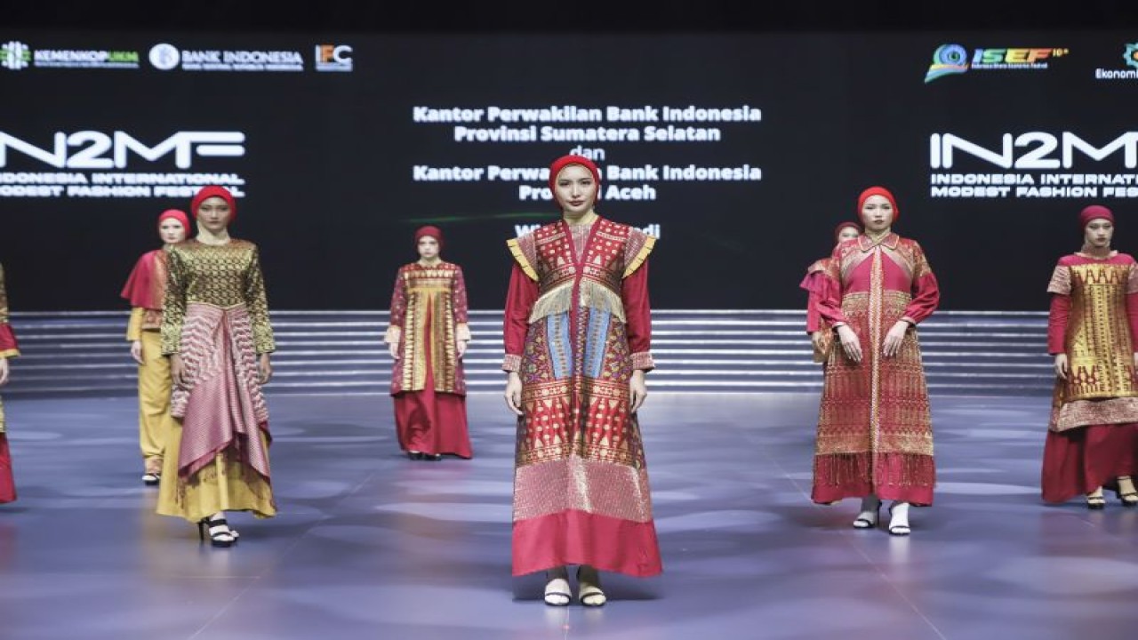 Koleksi “REDiance” karya Wignyo Rahadi (ANTARA/HO-IN2MF2023)