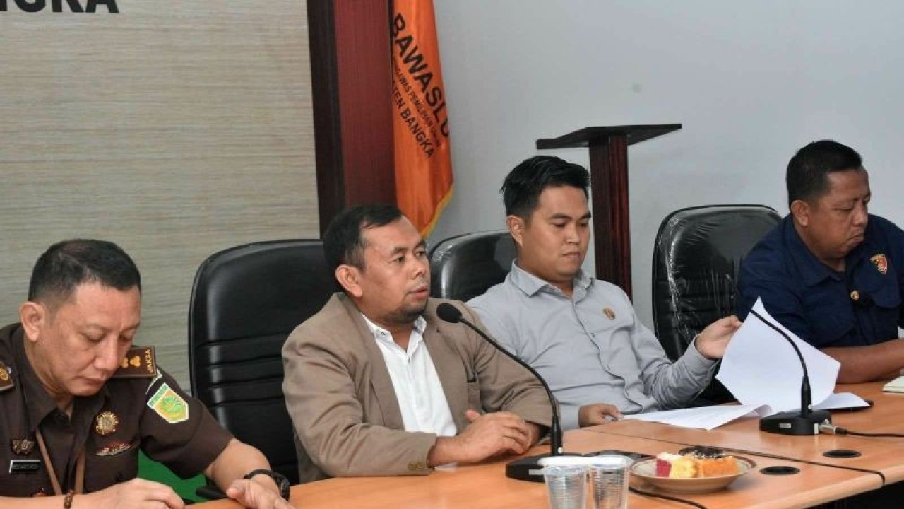 Komisioner Bawaslu Babel, Davitri (Jaket Coklat) (ANTARA/Kasmono)