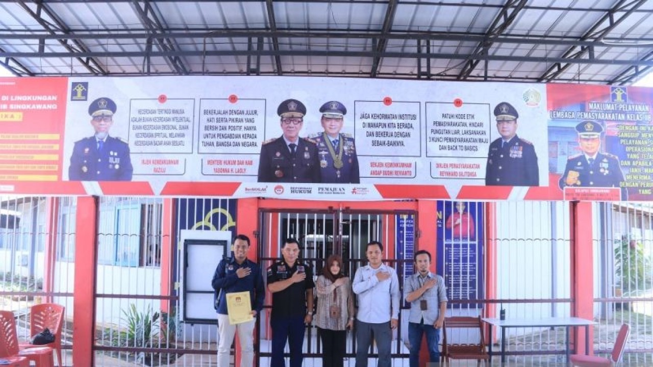 Komisioner KPU Singkawang Umar Faruq bersama Ayu Gentari melakukan koordinasi bersama pengurus Lapas Singkawang (Rudi)