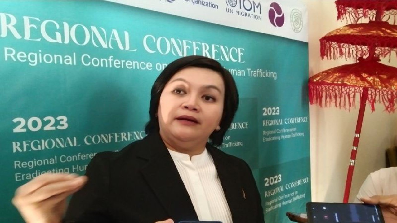 Ketua Komnas HAM Atnike Nova Sigiro diwawancarai awak media di sela Konferensi Regional ASEAN terkait TPPO di Kuta, Kabupaten Badung, Bali, Selasa (7/11/2023) ANTARA/Dewa Ketut Sudiarta Wiguna