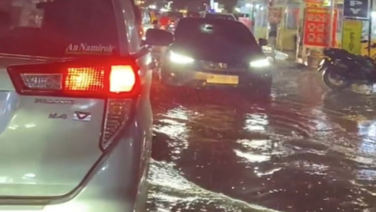 Kondisi banjir salah satu ruas jalan di Kota Pekanbaru usai diguyur hujan. (ANTARA/HO-Tangkapan Layar)