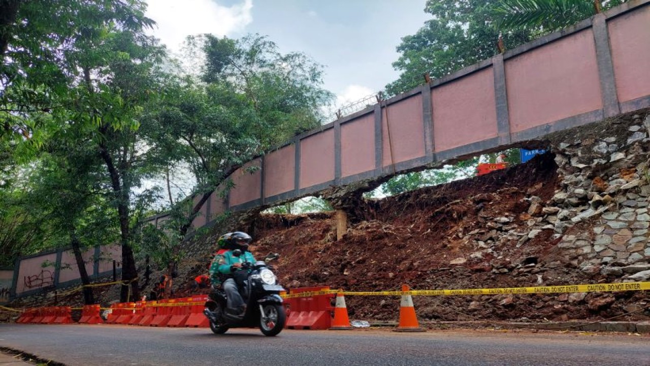 Kondisi turap pembatas dinding Taman Margasatwa Ragunan yang longsor pada Senin (6/11/2023). (ANTARA/Muhammad Ramdan)