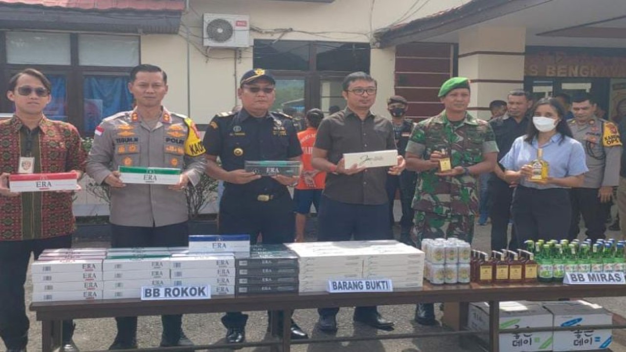 Konferensi Pers pengungkapan dan pelimpahan perkara tindak pidana perlindungan konsumen atau perdagangan pangan dan cukai di wilayah hukum Polres Bengkayang ke Bea Cukai Jagoi Babang. (ANTARA/Wati)