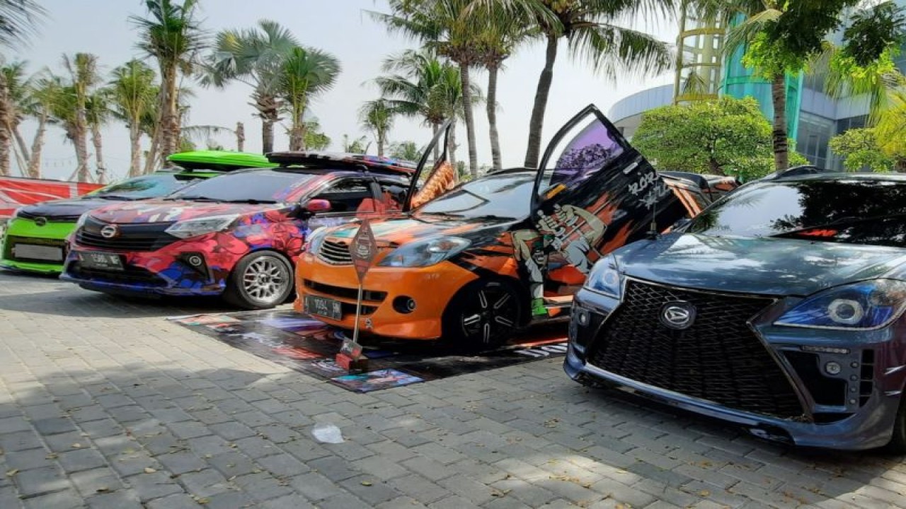Ilustrasi: Deretan mobil modifikasi pada Daihatsu Dress Up e-Challenge (DDeC) 2022. (ANTARA/HO/Daihatsu)
