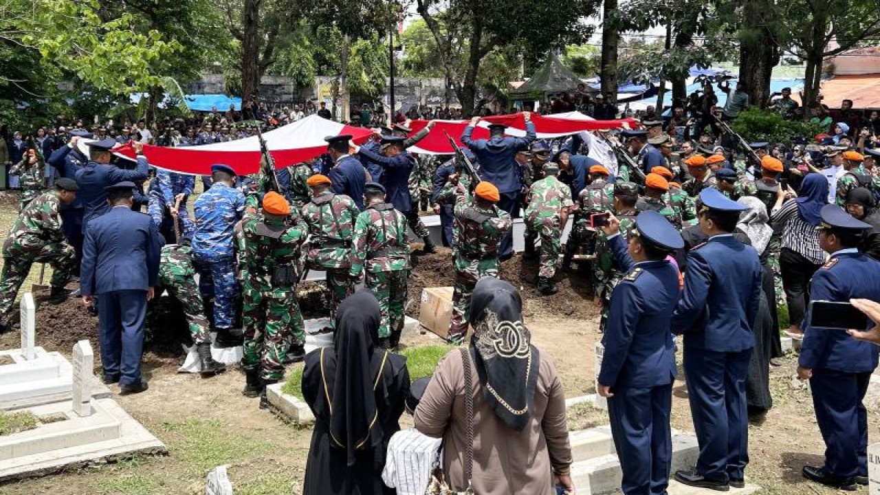 Prosesi pemakaman tiga perwira yang menjadi korban dalam insiden pesawat jatuh di Kabupaten Pasuruan, di Taman Makam Pahlawan (TMP) Suropati, Kota Malang, Jawa Timur, Jumat (17/11/2023). ANTARA/Vicki Febrianto.