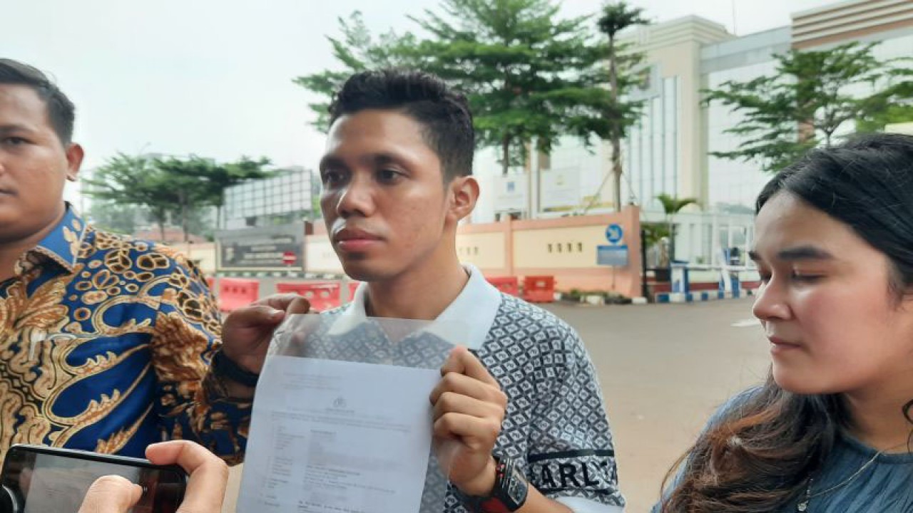 Korban Penipuan Tiket Konser Coldplay Rijki Budiman saat nemnujukan surat laporan polisi di Tangerang Selatan (Azmi Samsul Maarif)
