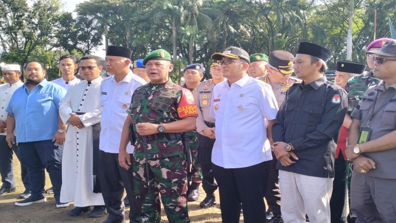 Komandan Korem (Danrem) 032/Wirabraja Brigadir Jenderal (Brigjen) TNI Rayen Obersyl (seragam TNI) di Padang, Rabu, (8/11/2023). ANTARA/Muhammad Zulfikar.