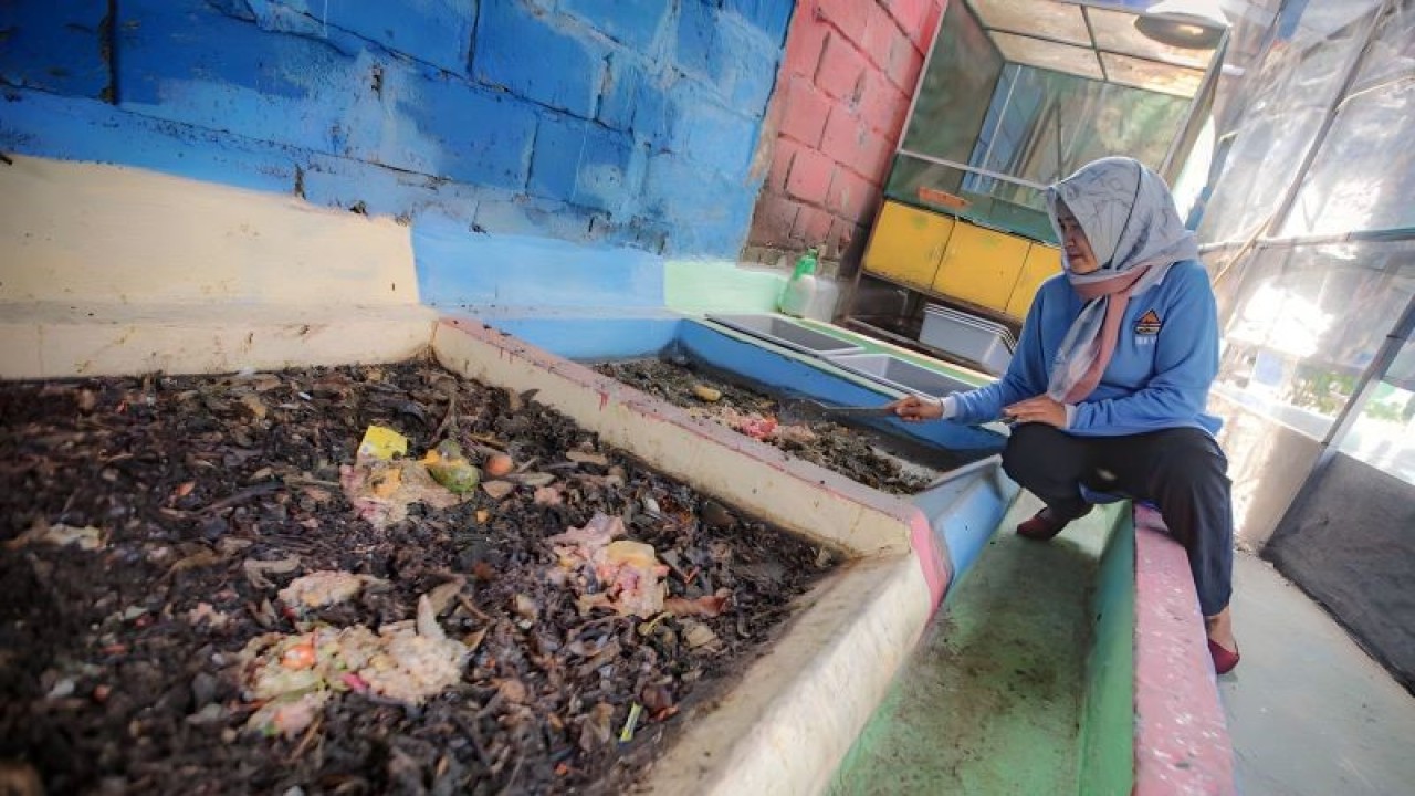 Tempat pengolahan sampah organik di kawasan bebas sampah lingkungan RW 19 Kelurahan Antapani Tengah, Kecamatan Antapani, Kota Bandung, Provinsi Jawa Barat, Rabu (8/11/2023). (ANTARA/Rubby Jovan)