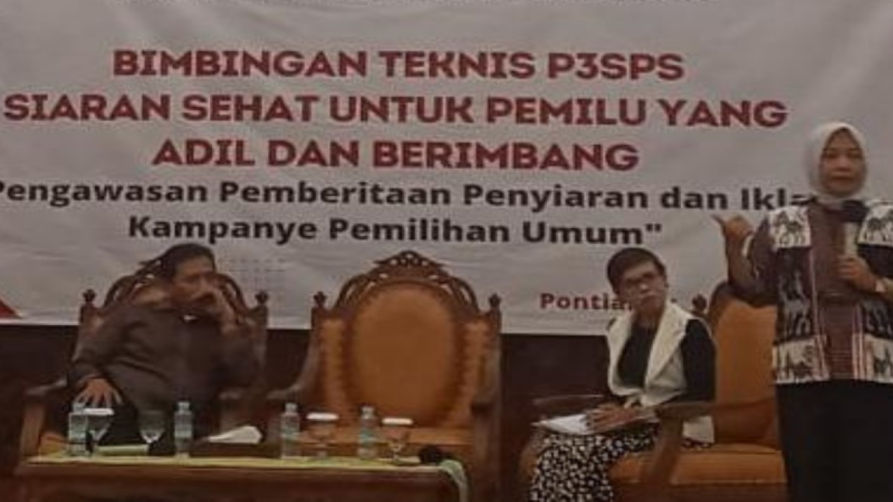 Komisioner KPI Pusat, Mimah Susanti saat menjadi narasumber dalam kegiatan bimbingan teknis P3SPS "Siaran sehat untuk pemilu yang adil dan berimbang" di Aula Rumah Dinas Walikota Pontianak, Kamis (9/11/2023) (ANTARA/Ira)