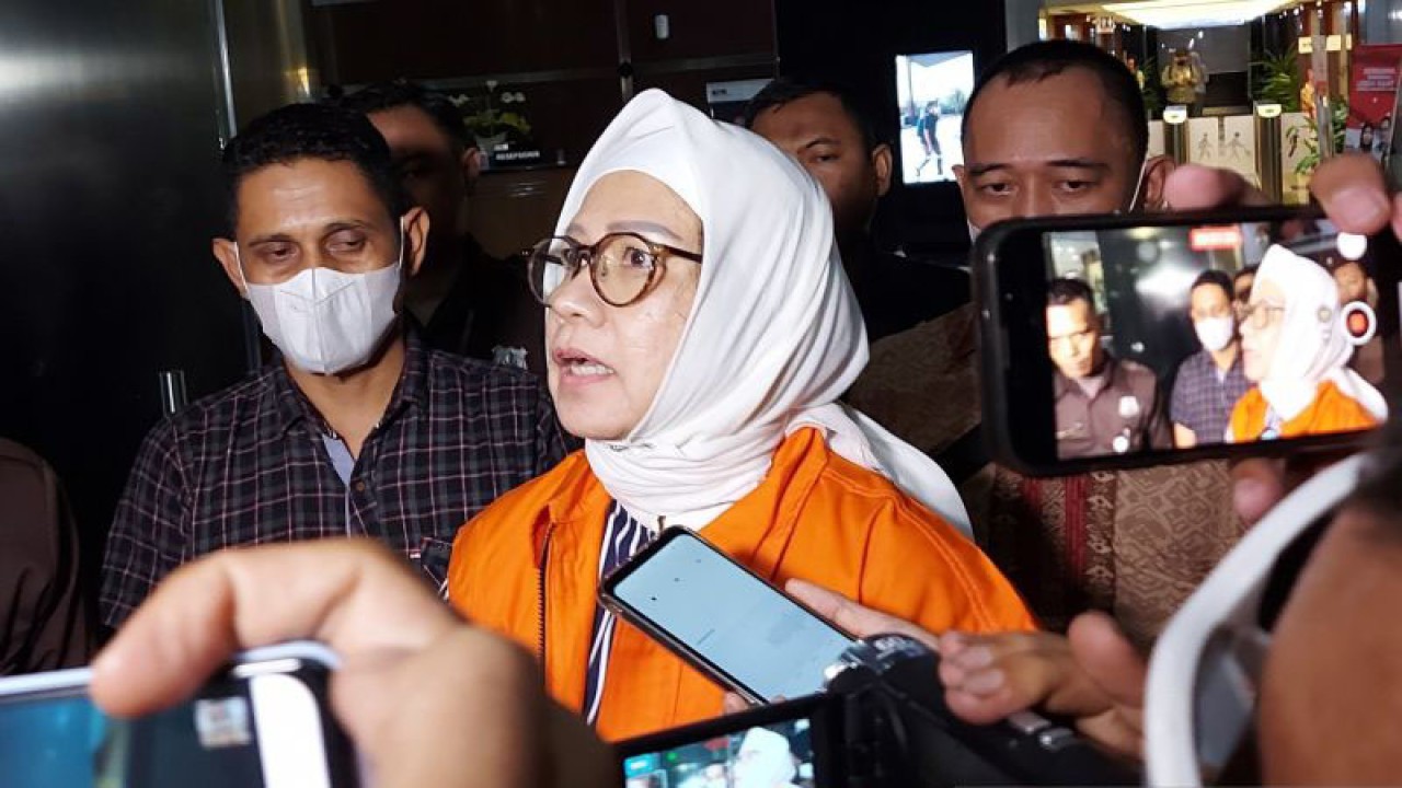 Komisi Pemberantasan Korupsi (KPK) mengumumkan dan menetapkan Direktur Utama PT Pertamina Persero periode 2009-2014 Galaila Karen Kardinah alias Karen Agustiawan sebagai tersangka dugaan korupsi pengadaan LNG di PT Pertamina pada tahun 2011-2021, Selasa (19/9/2023). ANTARA/Fianda Sjofjan Rassat