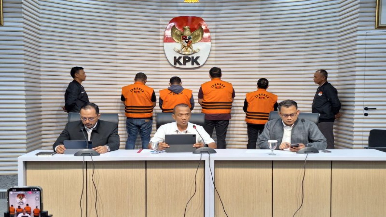 KPK menghadirkan empat tersangka kasus suap pengurusan perkara di Kejaksaan Negeri Bondowoso, Jawa Timur, dalam konferensi pers di Gedung Merah Putih KPK, Jakarta Selatan, Jakarta, Kamis (16/11/2023). (ANTARA/Fianda Sjofjan Rassat)