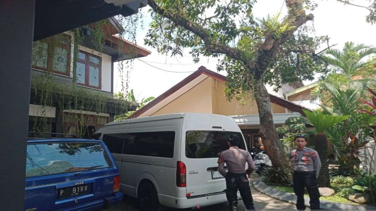 Anggota Polres Jember berjaga di depan kantor yang digeledah tim KPK di Jalan Trunojoyo 3, Kelurahan Kepatihan, Kecamatan Kaliwates, Kabupaten Jember, Jawa Timur, Rabu (22/11/2023). (ANTARA/Zumrotun Solichah)