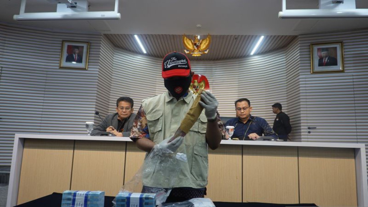 Penyidik KPK menunjukkan barang bukti berupa uang tunai saat konferensi pers pengungkapan dugaan kasus suap proyek pengadaan jalan provinsi Kalimantan Timur, di Gedung Merah Putih KPK, Jakarta, Sabtu dini hari (25/11/2023). (ANTARA/Aprillio Abdullah Akbar)