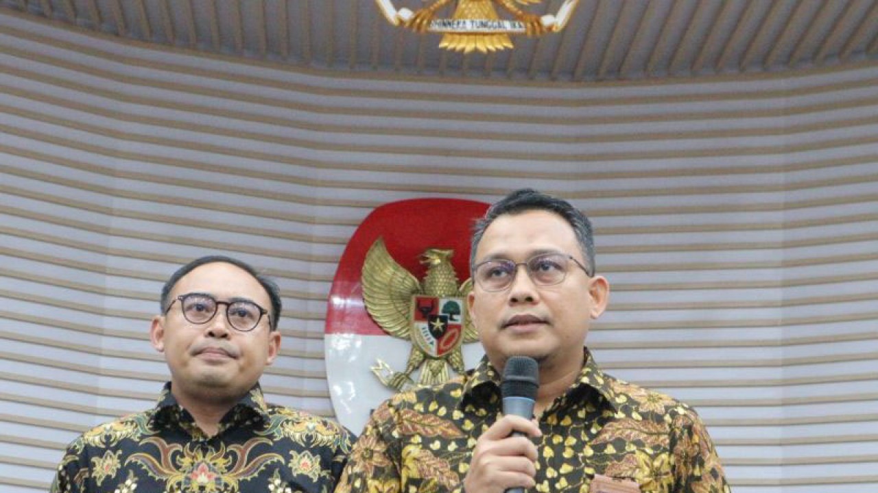Kepala Bagian Pemberitaan KPK Ali Fikri (kanan). ANTARA/Fianda Sjofjan Rassat