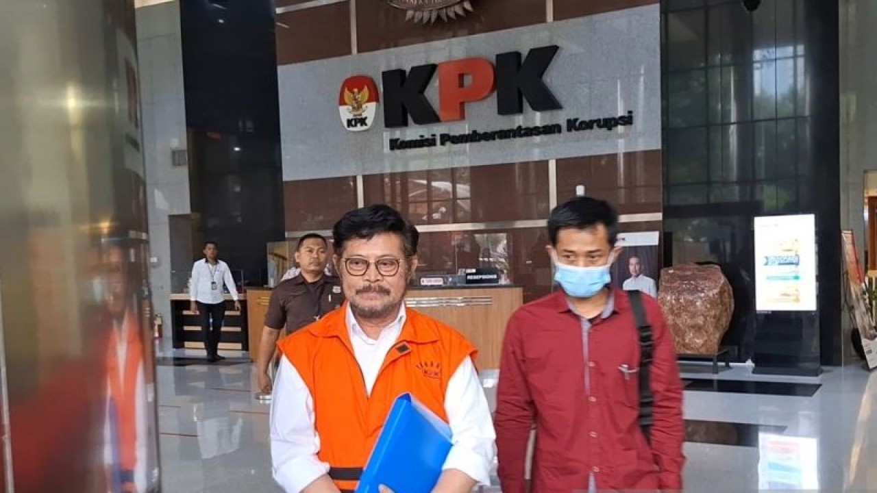 Mantan mentan Syahrul Yasin Limpo saat dikawal petugas menuju Rutan KPK usai menjalani pemeriksaan di Gedung Merah Putih KPK, Jakarta Selatan, Senin (30/10/2023). (ANTARA/Fianda Sjofjan Rassat)