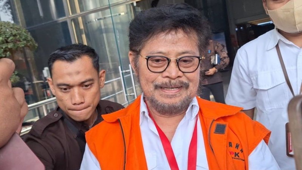 Mantan Menteri Pertanian Syahrul Yasin Limpo (SYL) dikawal petugas menuju Rutan KPK usai menjalani pemeriksaan di Gedung Merah Putih KPK, Jakarta Selatan, Senin (30/10/2023). ANTARA/Fianda Sjofjan Rassat