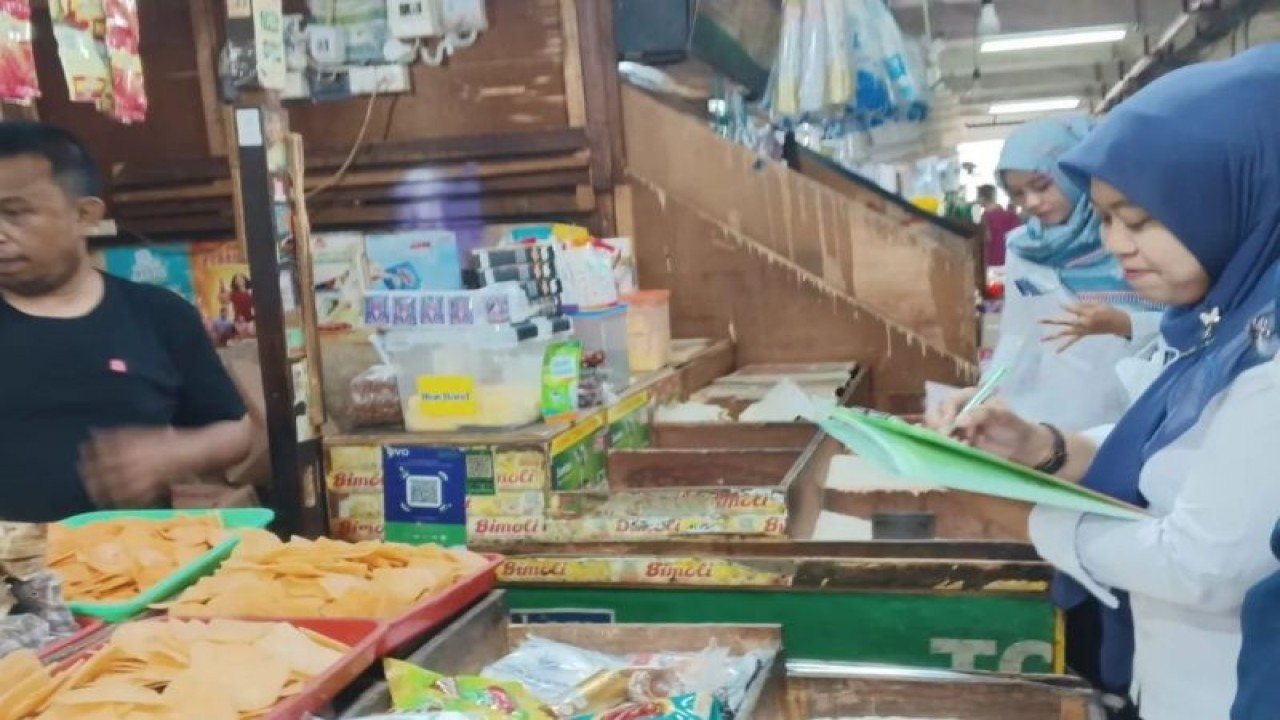 Suku Dinas KPKP Jakarta Selatan bersama Dinas KPKP Provinsi DKI Jakarta melakukan pengawasan pangan terpadu di sejumlah pasar di Jakarta Selatan pada Rabu (8/11/2023). (ANTARA/HO-Dinas KPKP DKI)