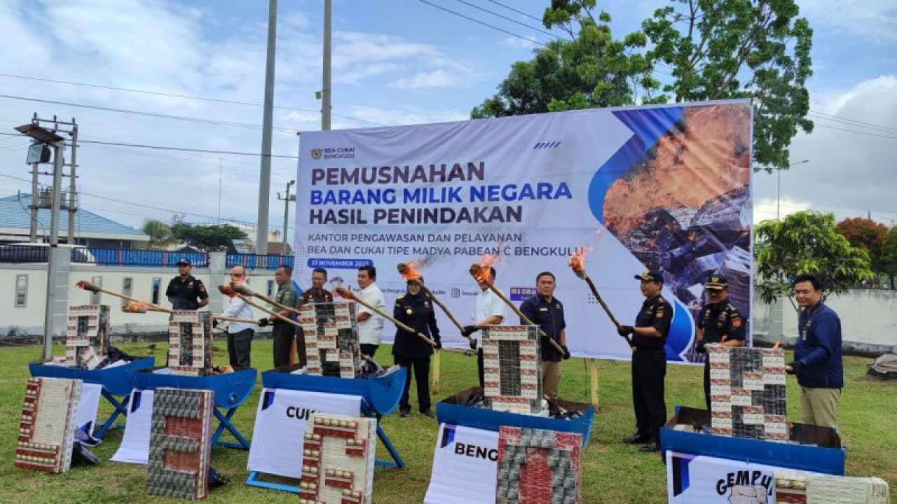 KPPBC Bengkulu saat memusnahkan rokok ilegal dengan cara dibakar. ANTARA/Anggi Mayasari