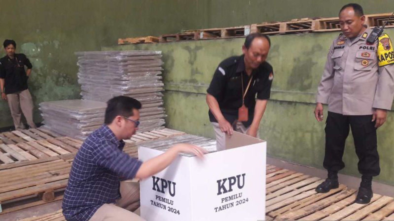 Aggota dan pegawai KPU Kabupaten Temanggung mencoba merangkai bilik suara. ANTARA/Heru Suyitno