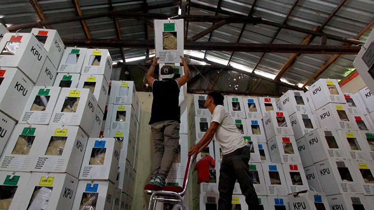 Ilustrasi - Pekerja menata logistik kotak suara Pemilu. (ANTARA FOTO/Dziki Oktomauliyadi/hp/aa)