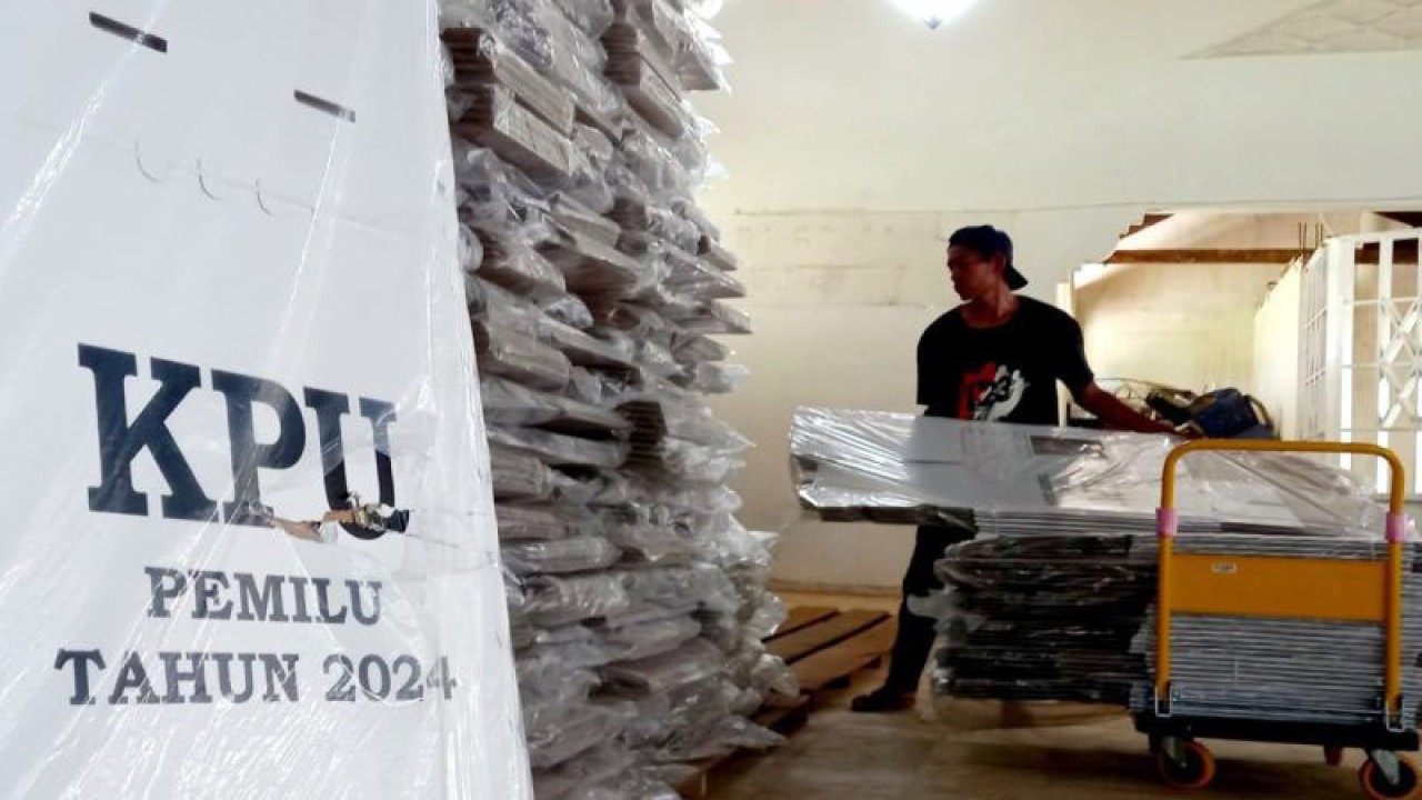 Seorang pekerja menata logistik Pemilu 2024 di gudang penyimpanan logistik yang diterima oleh KPU Sumenep, Kamis (2/11/2023) (ANTARA/ Slamet Hidayat)