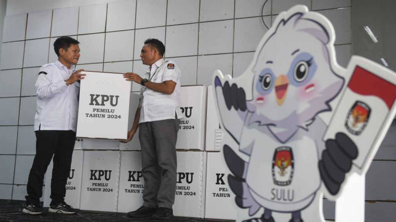 Ketua Komisi Pemilihan Umun (KPU) Kota Jakarta Pusat Efniadiyansyah (kiri) menyerahkan kotak suara Pemilu 2024 kepada salah satu stafnya di Gudang KPU Jakarta Pusat, Sawah Besar, Jakarta, Kamis (2/11/2023). ANTARA FOTO/Aditya Pradana Putra