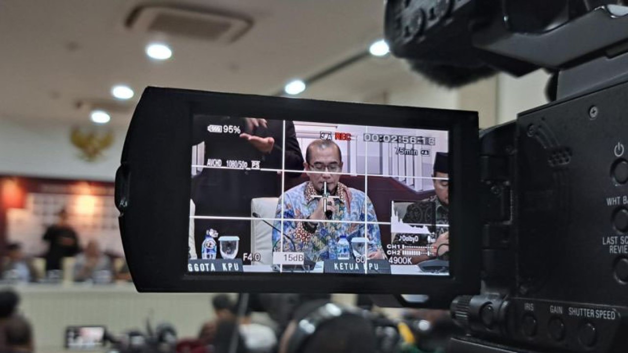 Ketua KPU RI Hasyim Asy'ari saat memberikan keterangan pers di Gedung KPU RI, Jakarta, Jumat (3/11/2023). (ANTARA/Rivan Awal Lingga)