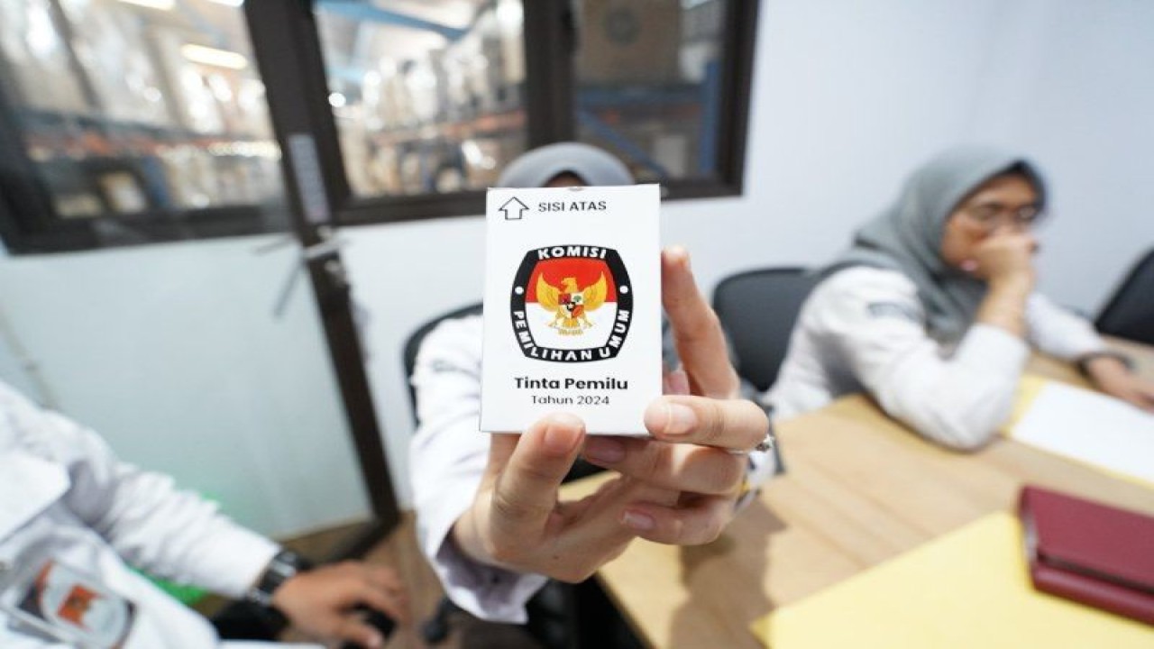 Komisi Pemilihan Umum (KPU) DKI memastikan kebutuhan tinta tersedia menjelang pelaksanaan pemilihan umum (Pemilu) serentak 2024, Jakarta, Senin (16/10/2023). ANTARA/HO-KPU DKI