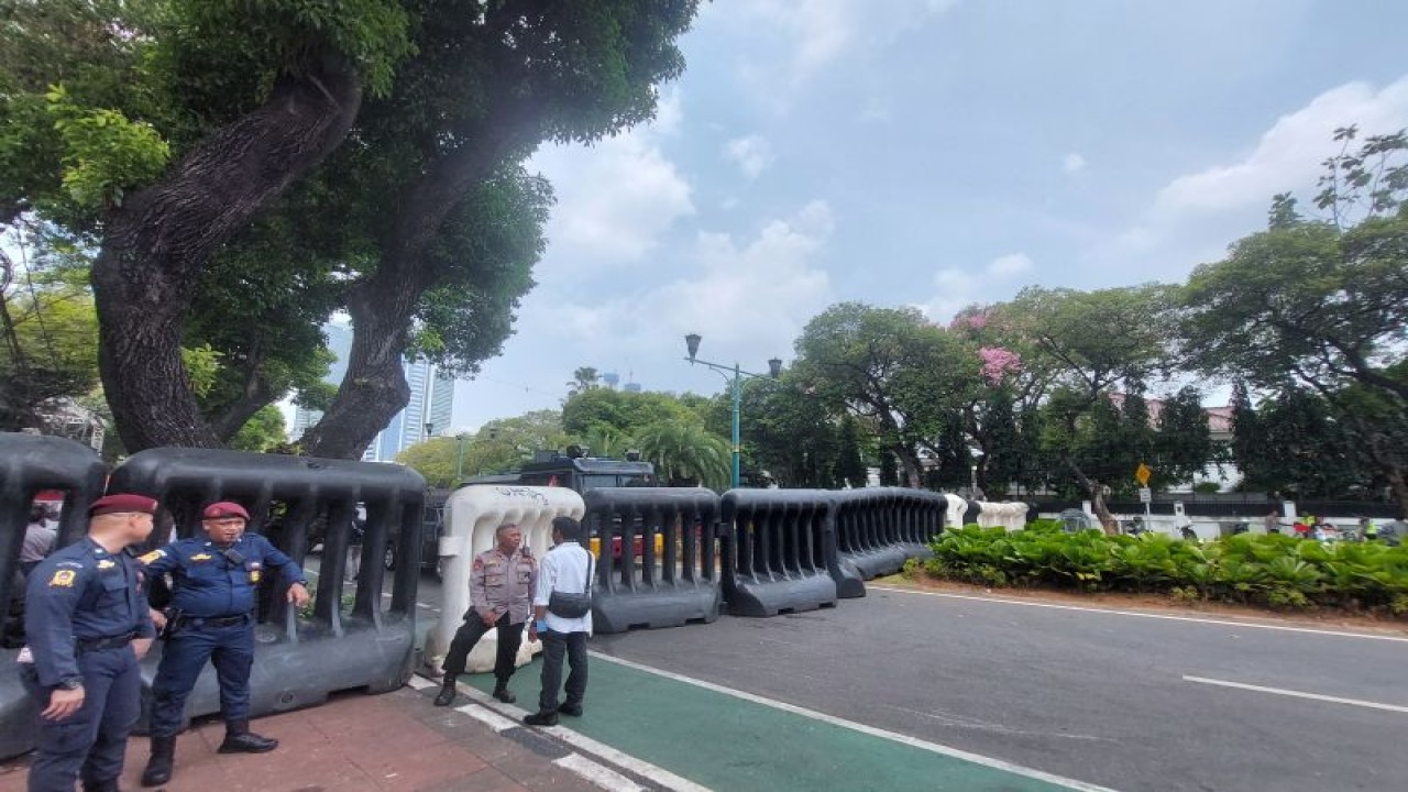 Jalan di depan Kantor KPU ditutup menjelang penetapan calon presiden dan calon wakil presiden pada Senin (13/11/2023). ANTARA/Muhammad Ramdan