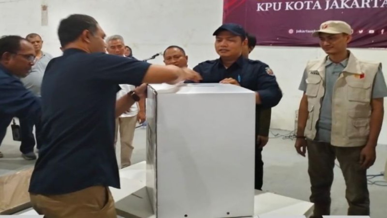 KPU Jakarta Selatan menerima logistik Pemilu 2024 tahap pertama di Gudang Logistik KPU Jakarta Selatan di Pergudangan Sarinah, Cikoko, Pancoran, Sabtu (4/11/2023). (ANTARA/HO-KPU Jaksel)