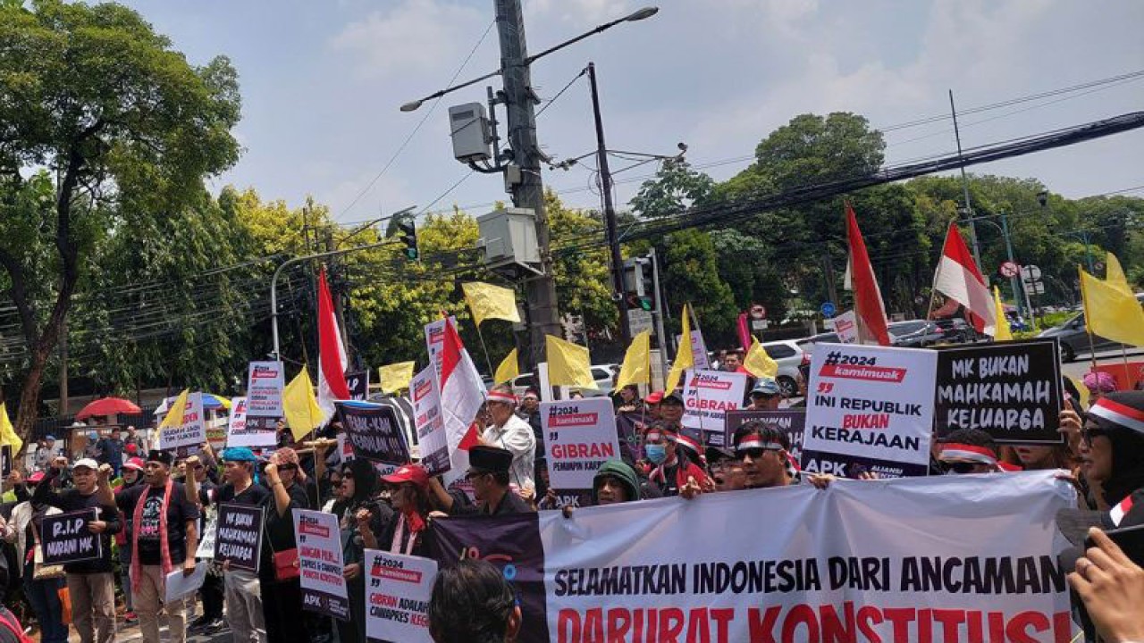 Massa menggelar aksi di area Gedung KPU menjelang penetapan capres-cawapres di Jalan Imam Bonjol, Menteng, Jakarta Pusat, Senin (13/11/2023). ANTARA/Muhammad Ramdan/aa.