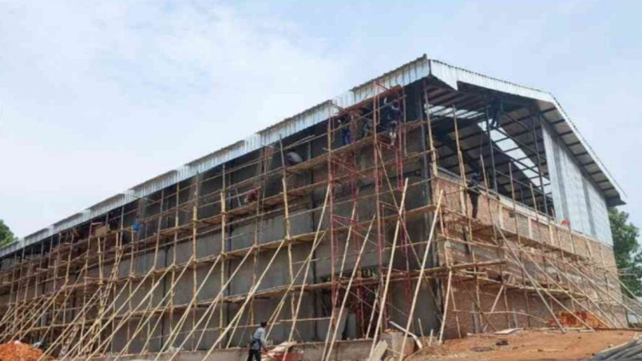 Progres pekerjaan gudang logistik KPU Kabupaten Bekasi, Jawa Barat di area kantor setempat. (ANTARA/Pradita Kurniawan Syah).