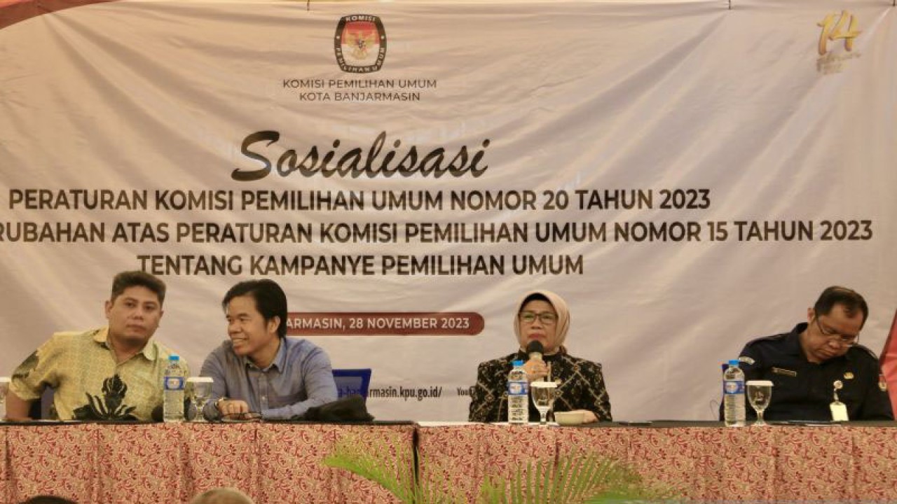 Ketua KPU Banjarmasin Rusnailah (kedua kanan) memberikan arahan pada kegiatan sosialisasi PKPU Nomor 20 Tahun 2023 tentang Perubahan Atas PKPU Nomor 15 Tahun 2023 tentang Kampanye Pemilu, di Kota Banjarmasin, Kalimantan Selatan, Selasa (28/11/2023). ANTARA/Tumpal Andani Aritonang.