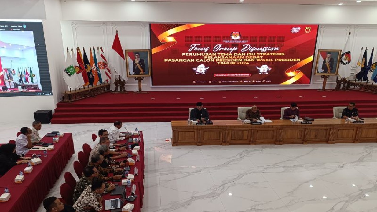 Suasana diskusi membahas tema dan isu strategis debat capres-cawapres pada kampanye Pilpres 2024 di Ruang Sidang Utama, Kantor KPU RI, Jakarta, Rabu (29/11/2023). (ANTARA/Donny Aditra)